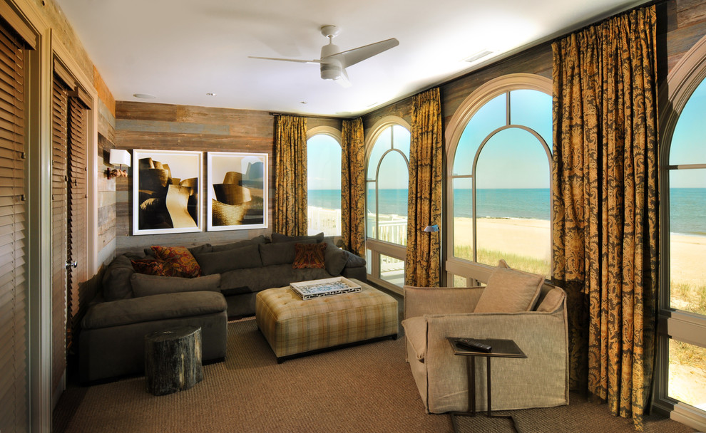 Imagen de sala de estar cerrada actual con paredes marrones y moqueta