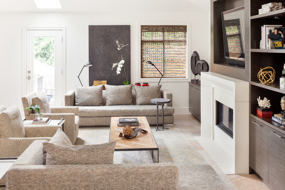 Imagen de sala de estar abierta clásica renovada de tamaño medio con paredes blancas, chimenea lineal, marco de chimenea de piedra, televisor colgado en la pared y suelo beige