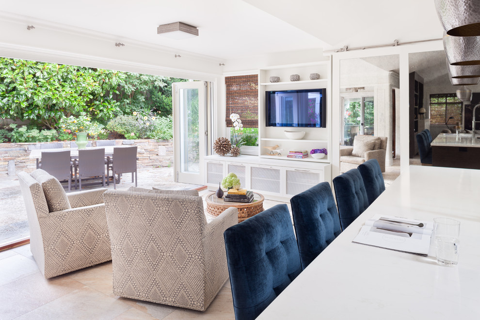 Immagine di un soggiorno design di medie dimensioni e aperto con TV a parete e pavimento beige