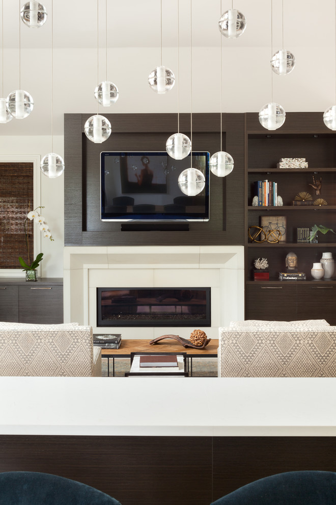 Ejemplo de sala de estar abierta clásica renovada de tamaño medio con chimenea lineal, marco de chimenea de piedra, televisor colgado en la pared y suelo beige