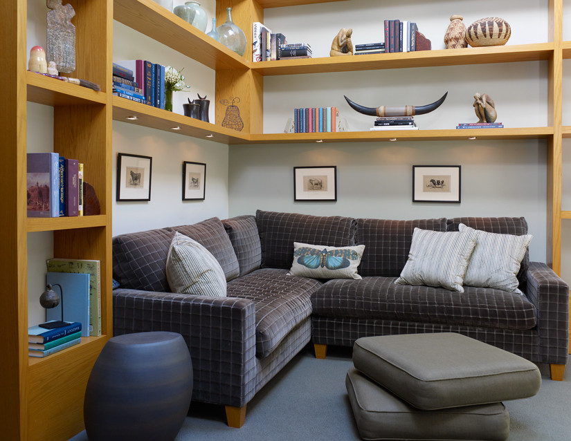 Esempio di un piccolo soggiorno tradizionale con libreria, pareti grigie, moquette, nessuna TV e tappeto