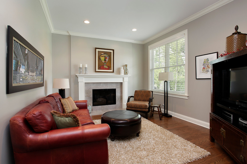 На фото: гостиная комната в классическом стиле с серыми стенами