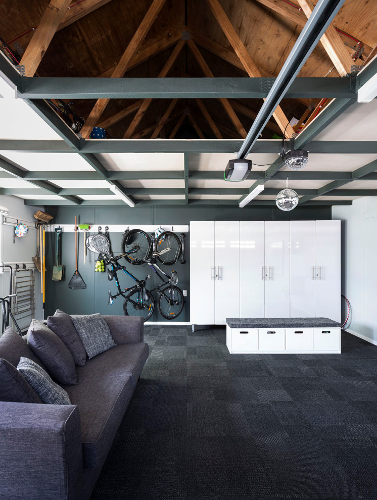 Foto di un soggiorno design con pareti bianche, moquette, pavimento nero, soffitto a volta e soffitto in legno