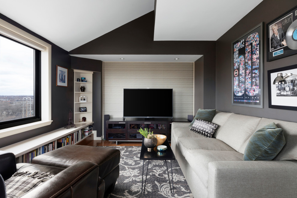 Источник вдохновения для домашнего уюта: изолированная гостиная комната в стиле неоклассика (современная классика) с черными стенами, темным паркетным полом, отдельно стоящим телевизором, коричневым полом и сводчатым потолком