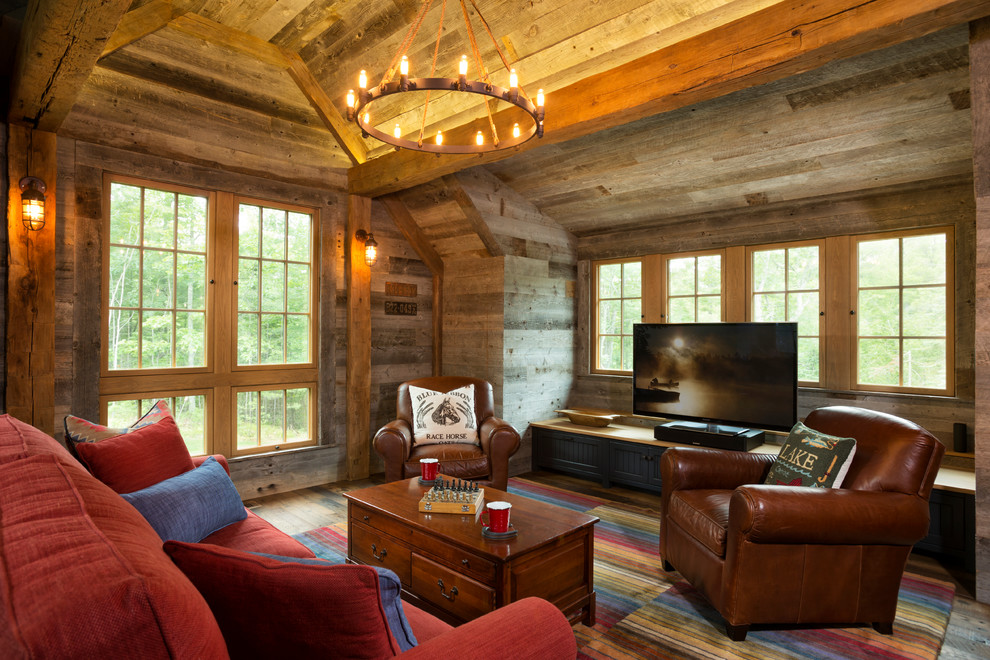 Inspiration pour une salle de séjour chalet ouverte avec un mur marron, un sol en bois brun et un téléviseur indépendant.