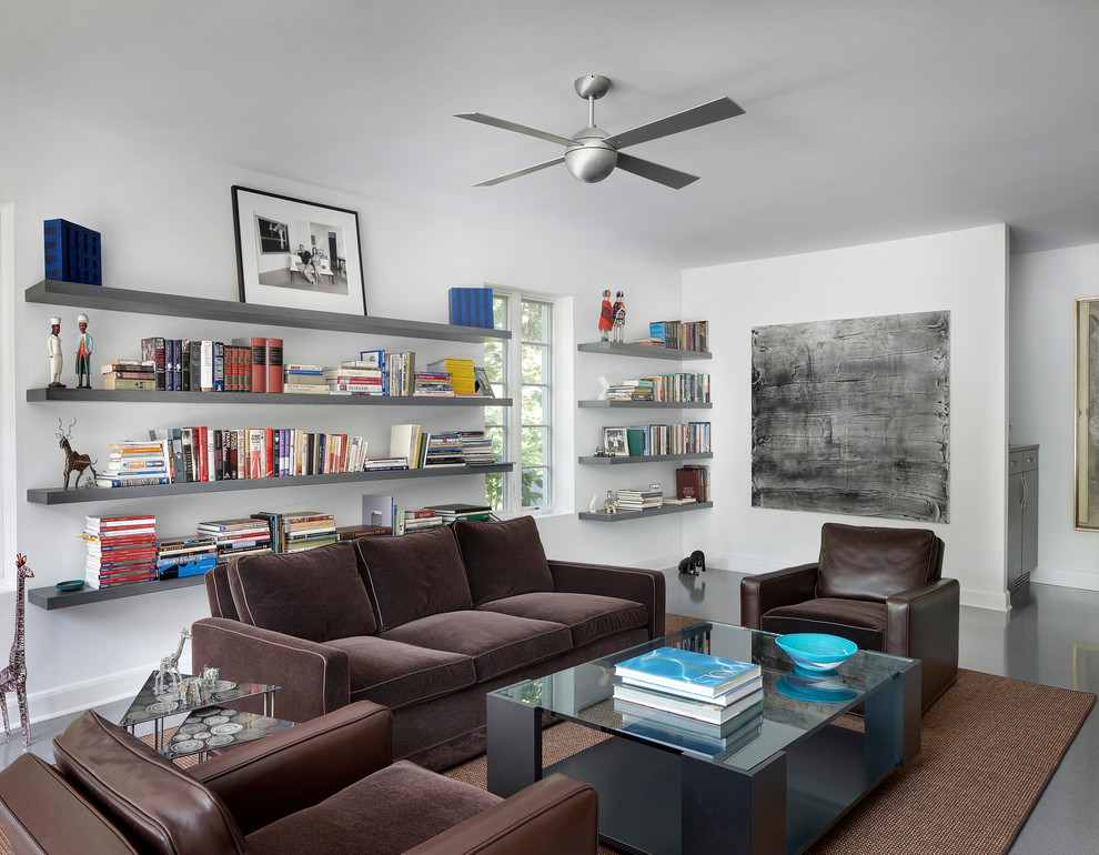 Ispirazione per un soggiorno minimal con libreria e pareti bianche