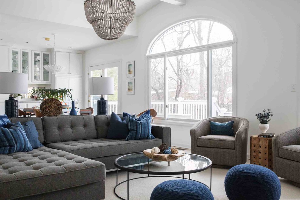 Immagine di un soggiorno classico aperto con pareti bianche, moquette e pavimento beige