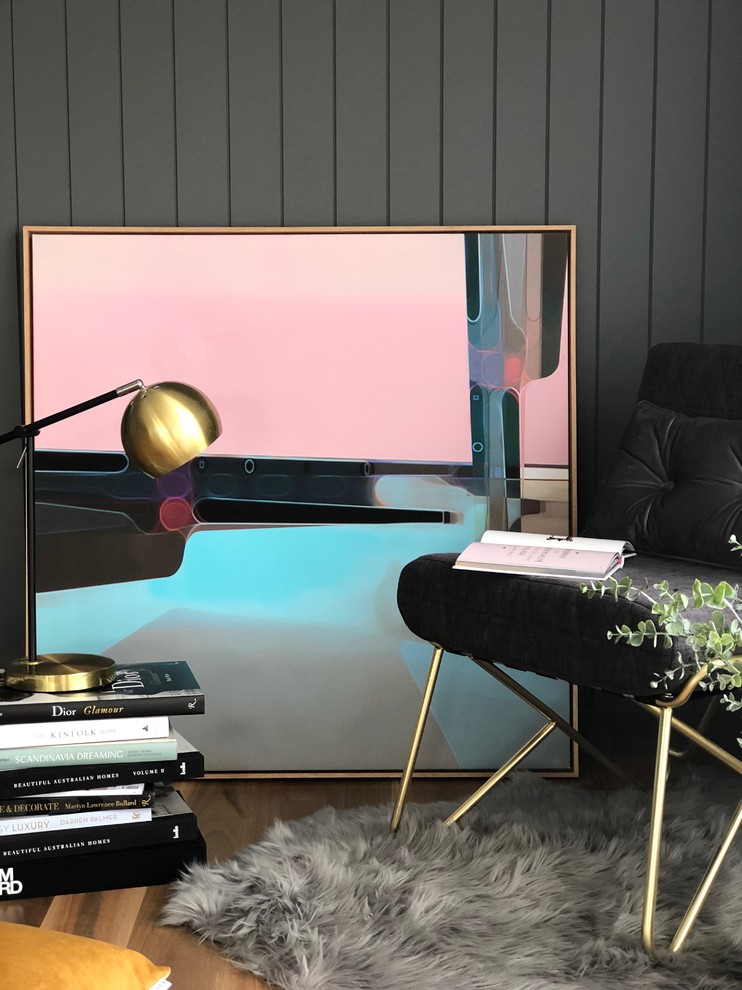 Immagine di un soggiorno moderno di medie dimensioni e aperto con pareti grigie, pavimento in legno massello medio, TV a parete e pavimento grigio