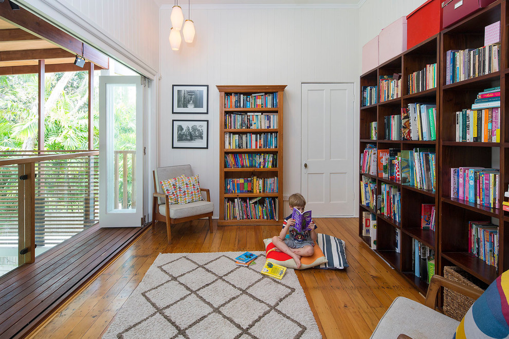 Свежая идея для дизайна: гостиная комната среднего размера в современном стиле с с книжными шкафами и полками - отличное фото интерьера