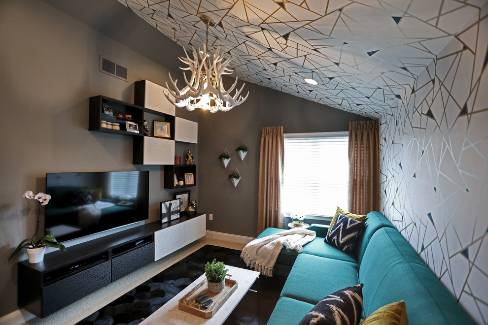 Mittelgroßes, Abgetrenntes Stilmix Wohnzimmer ohne Kamin mit bunten Wänden und TV-Wand in Detroit