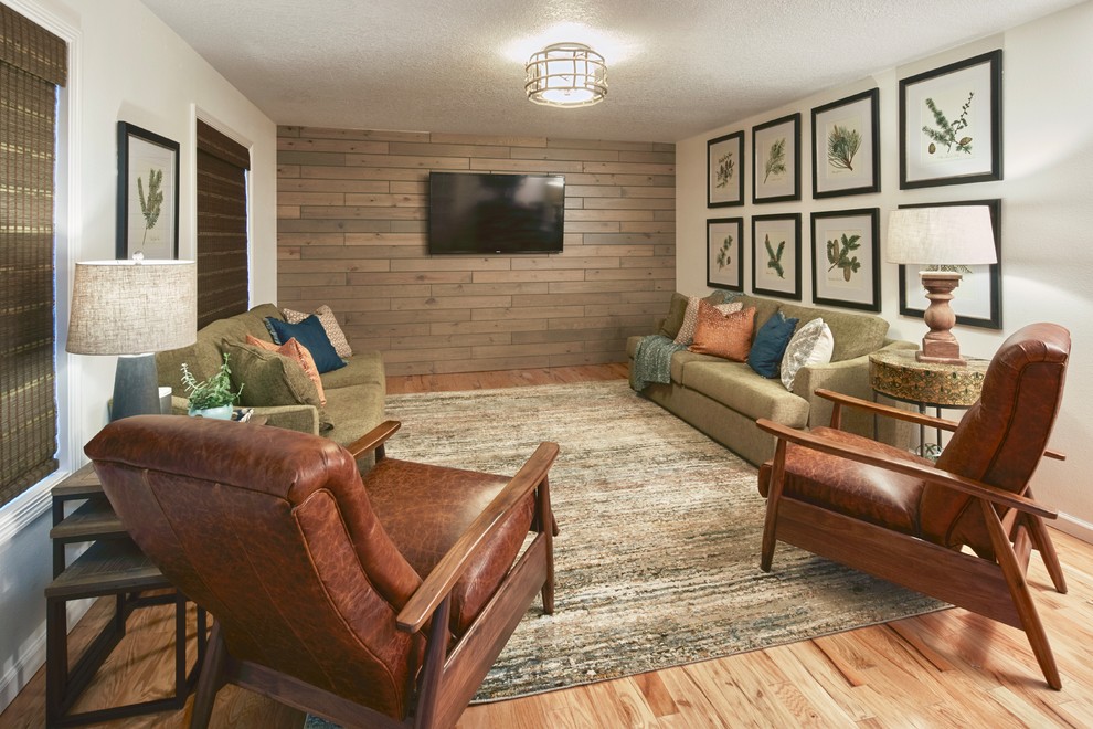Ispirazione per un soggiorno minimalista di medie dimensioni e chiuso con pareti bianche, pavimento in legno massello medio, TV a parete e pavimento marrone