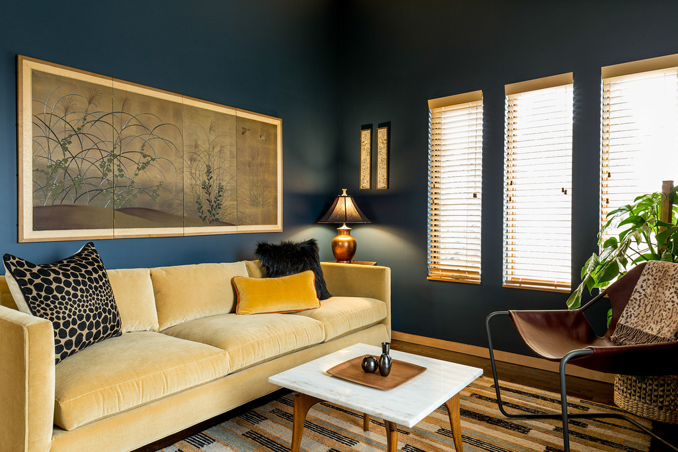 Modelo de sala de estar cerrada asiática de tamaño medio con paredes azules, suelo de madera en tonos medios, televisor independiente y suelo marrón