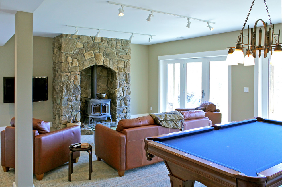 Foto di un grande soggiorno design chiuso con sala giochi, pareti beige, moquette, cornice del camino in pietra e TV a parete