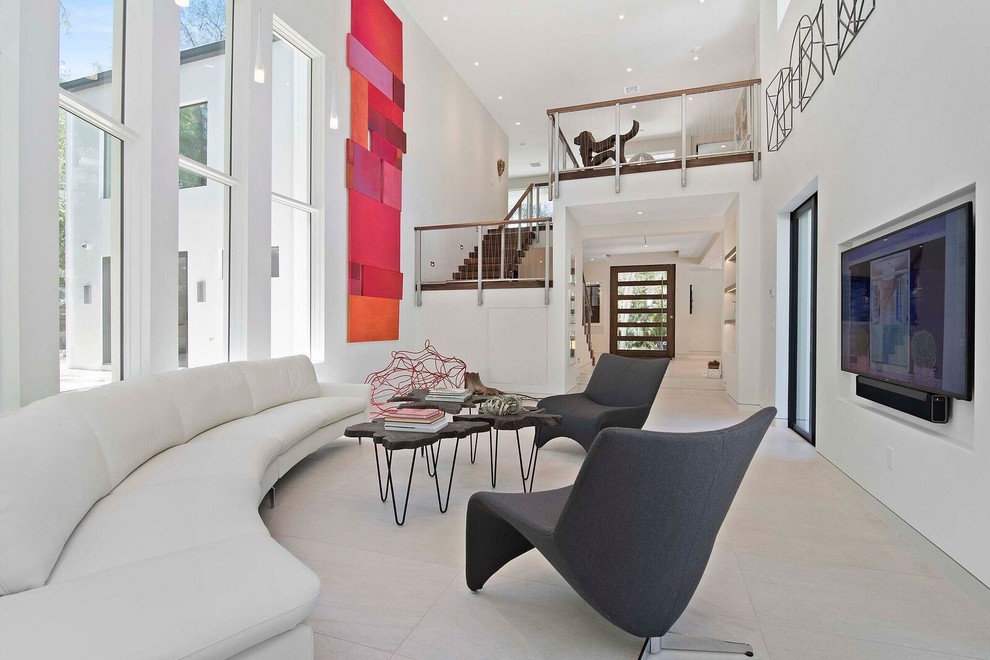 Offenes Modernes Wohnzimmer ohne Kamin mit weißer Wandfarbe, Multimediawand und weißem Boden in Orlando