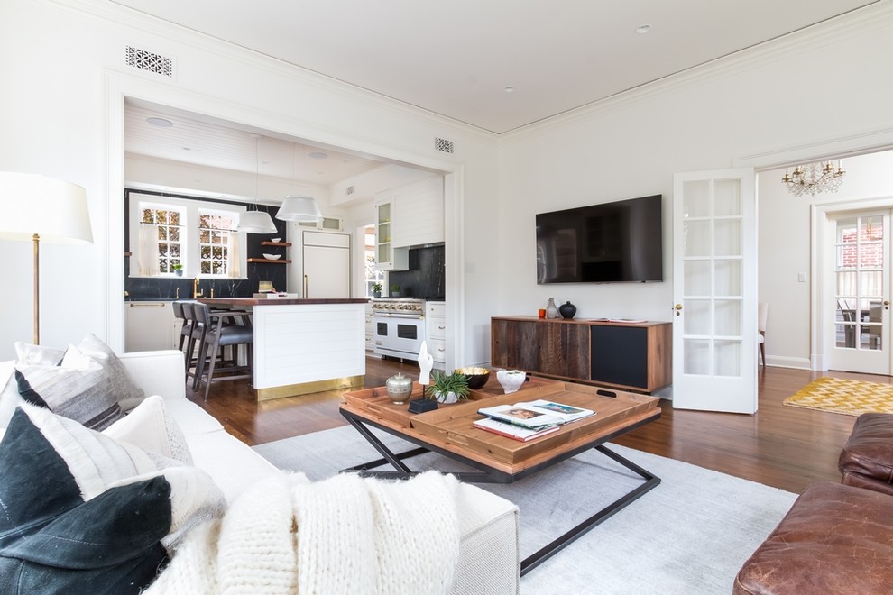 Foto di un soggiorno classico di medie dimensioni e aperto con TV a parete