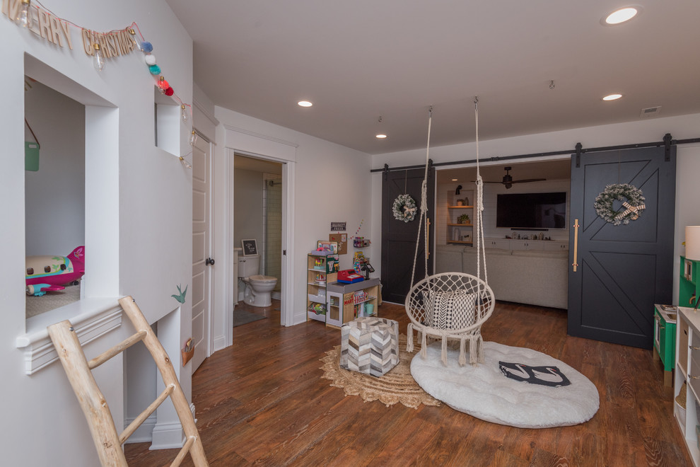 Foto de sala de juegos en casa cerrada tradicional renovada de tamaño medio sin chimenea con paredes beige, suelo de madera oscura, suelo marrón y alfombra