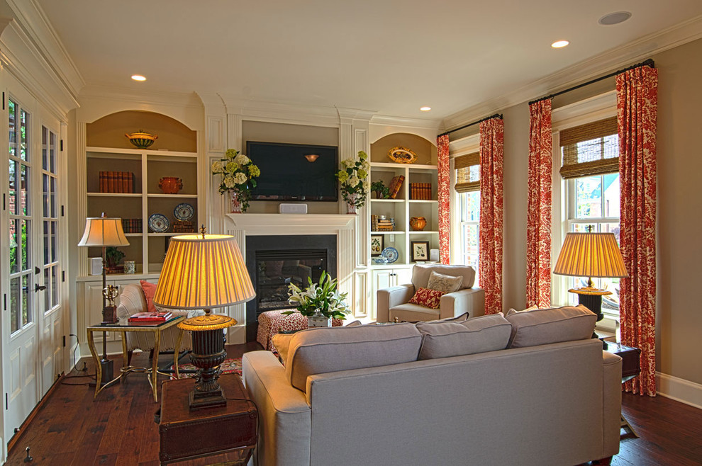 Mittelgroßes Klassisches Wohnzimmer mit braunem Holzboden, Kamin, Kaminumrandung aus Holz und TV-Wand in Louisville