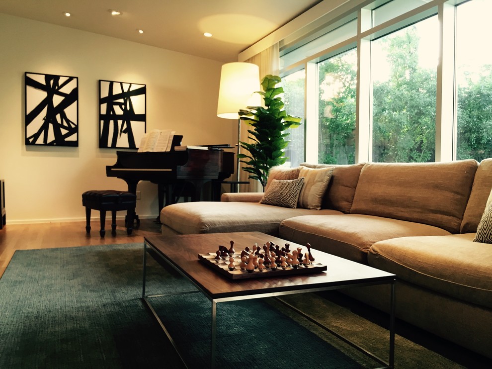 Imagen de sala de estar con rincón musical cerrada actual de tamaño medio con paredes blancas, suelo de madera en tonos medios y televisor independiente