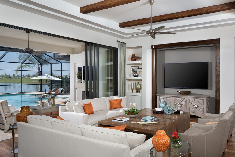 Diseño de sala de estar mediterránea extra grande con paredes beige y suelo de madera en tonos medios