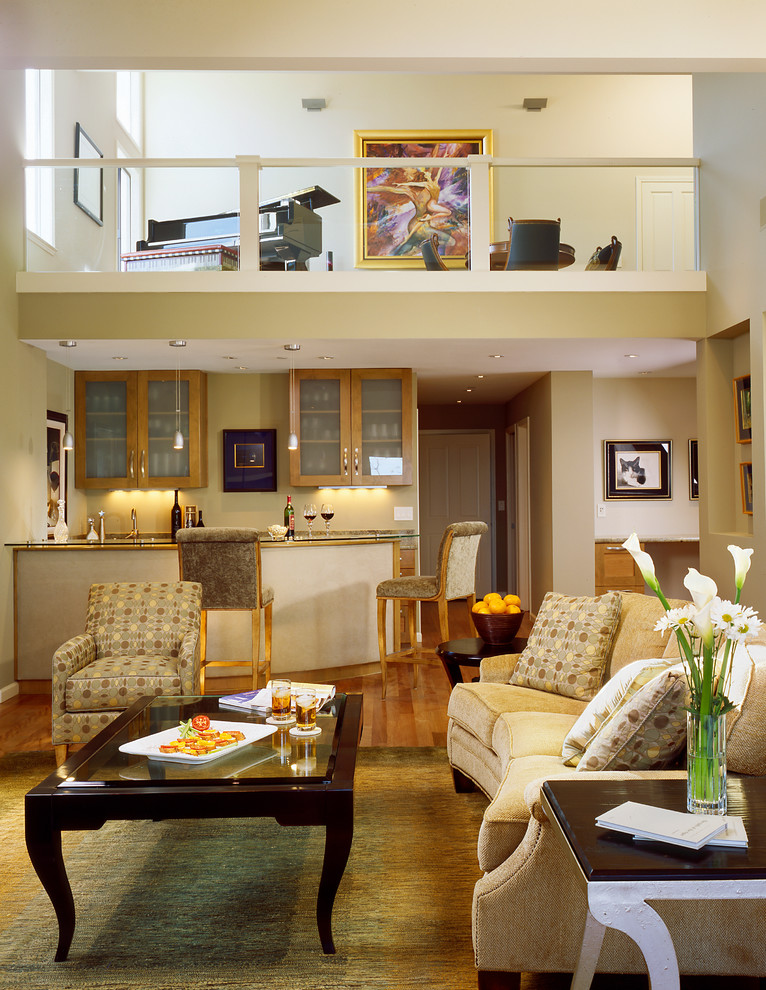 Fernseherloses, Mittelgroßes Klassisches Wohnzimmer ohne Kamin, im Loft-Stil mit Hausbar, beiger Wandfarbe, hellem Holzboden und braunem Boden in San Francisco