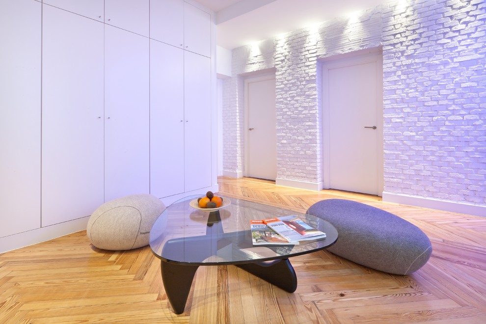 Idee per un soggiorno contemporaneo aperto con pavimento in legno massello medio e pareti bianche