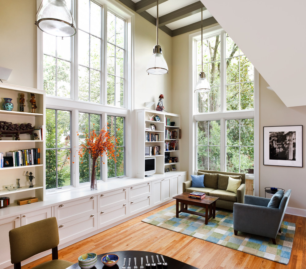 Idee per un soggiorno classico con pareti beige, pavimento in legno massello medio e TV autoportante