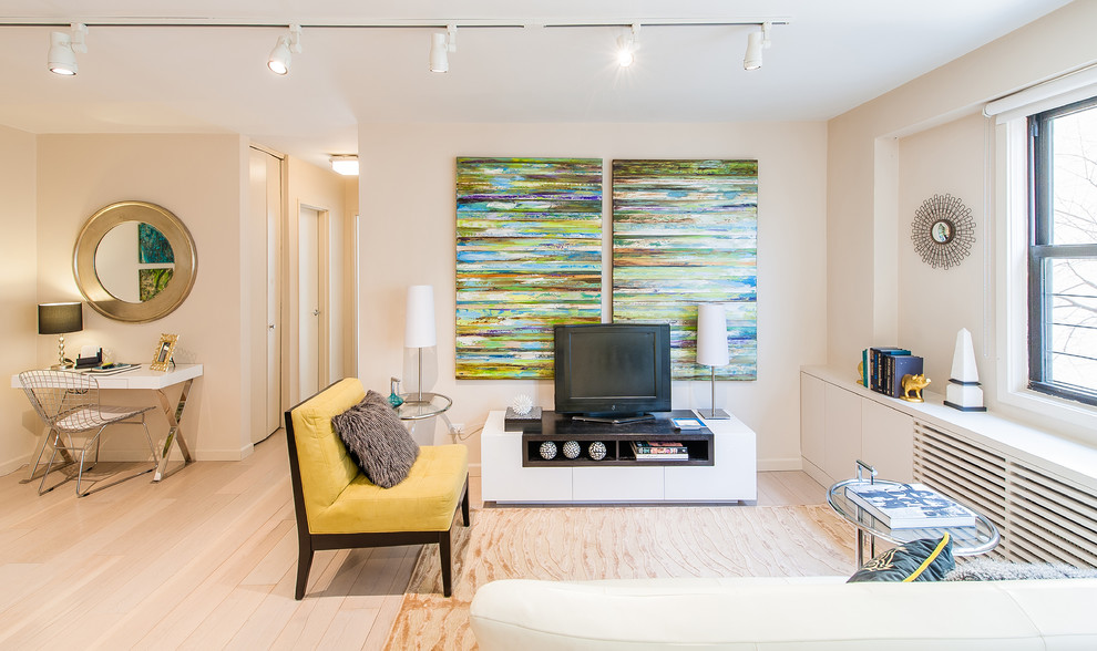 Источник вдохновения для домашнего уюта: открытая гостиная комната в стиле неоклассика (современная классика) с белыми стенами, светлым паркетным полом и отдельно стоящим телевизором без камина