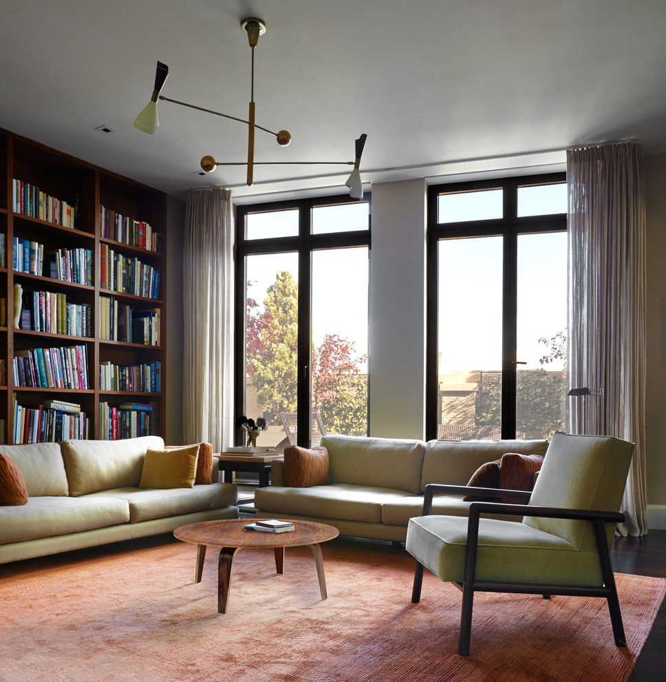 Imagen de sala de estar con biblioteca tradicional renovada con moqueta