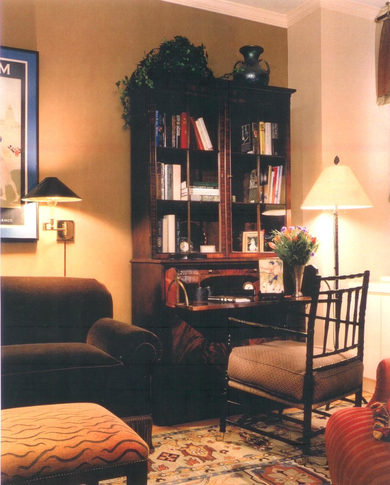 Стильный дизайн: изолированная гостиная комната среднего размера в стиле неоклассика (современная классика) с с книжными шкафами и полками, светлым паркетным полом и коричневыми стенами - последний тренд