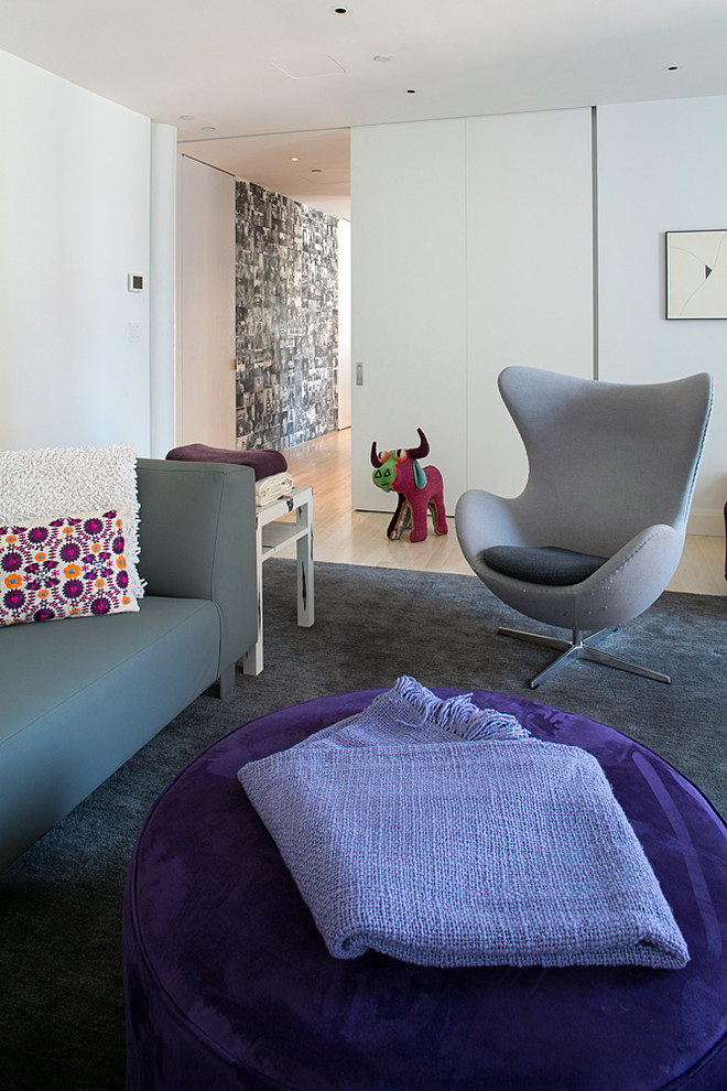 На фото: изолированная гостиная комната среднего размера в современном стиле с белыми стенами, светлым паркетным полом и серым полом без камина, телевизора с