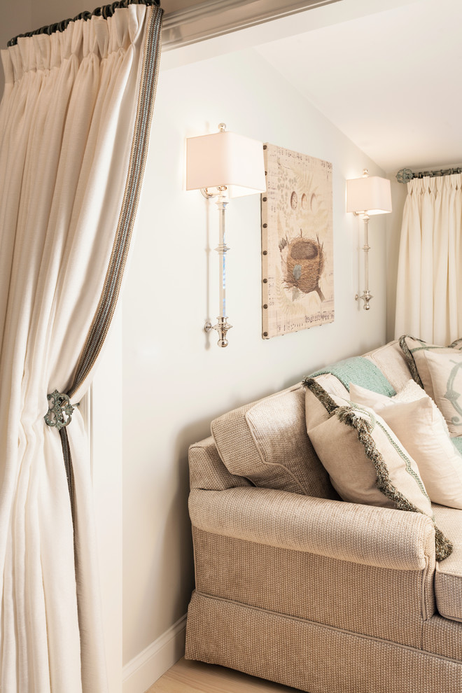 На фото: изолированная гостиная комната среднего размера в морском стиле с серыми стенами и светлым паркетным полом с
