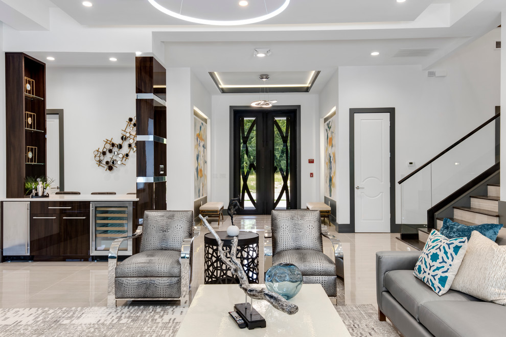 Großes, Offenes Modernes Wohnzimmer ohne Kamin mit Hausbar, weißer Wandfarbe, Porzellan-Bodenfliesen und TV-Wand in Orlando