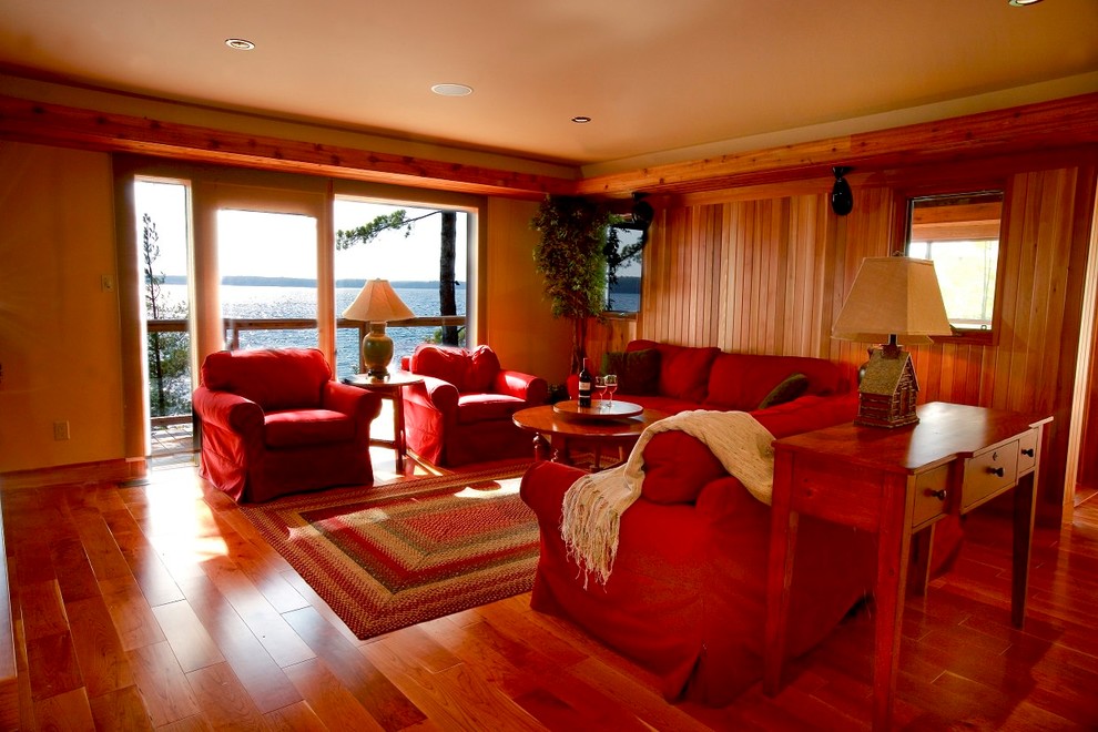 Immagine di un piccolo soggiorno american style chiuso con pareti marroni e pavimento marrone
