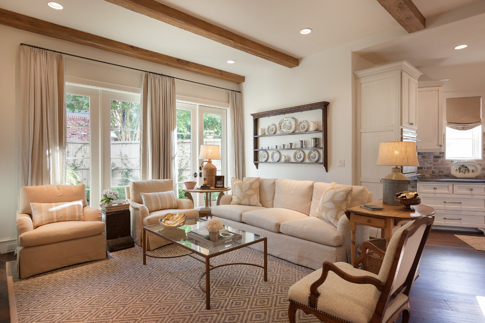Mittelgroßes, Abgetrenntes Klassisches Wohnzimmer ohne Kamin mit beiger Wandfarbe, dunklem Holzboden, TV-Wand und braunem Boden in Houston
