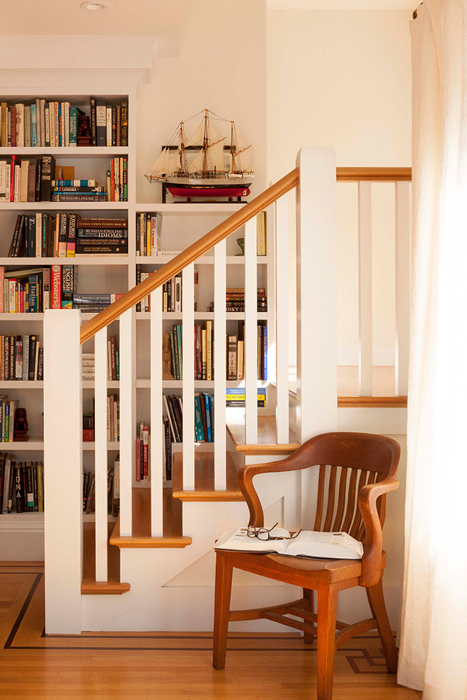 Foto di un grande soggiorno american style con libreria, pareti bianche, parquet chiaro e nessun camino