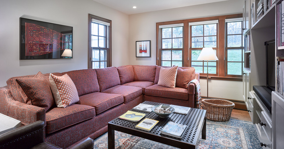 Ejemplo de sala de estar abierta tradicional renovada de tamaño medio sin chimenea con suelo de madera clara, pared multimedia y paredes grises