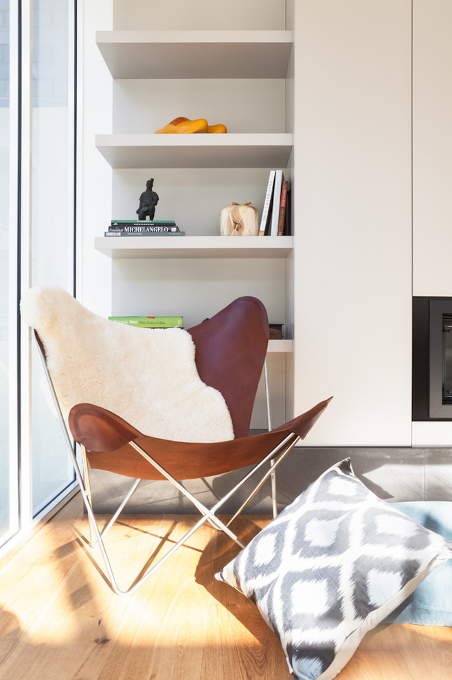 Mittelgroßes, Offenes Modernes Wohnzimmer mit weißer Wandfarbe, braunem Holzboden, Gaskamin, Kaminumrandung aus Holz und braunem Boden in Sydney
