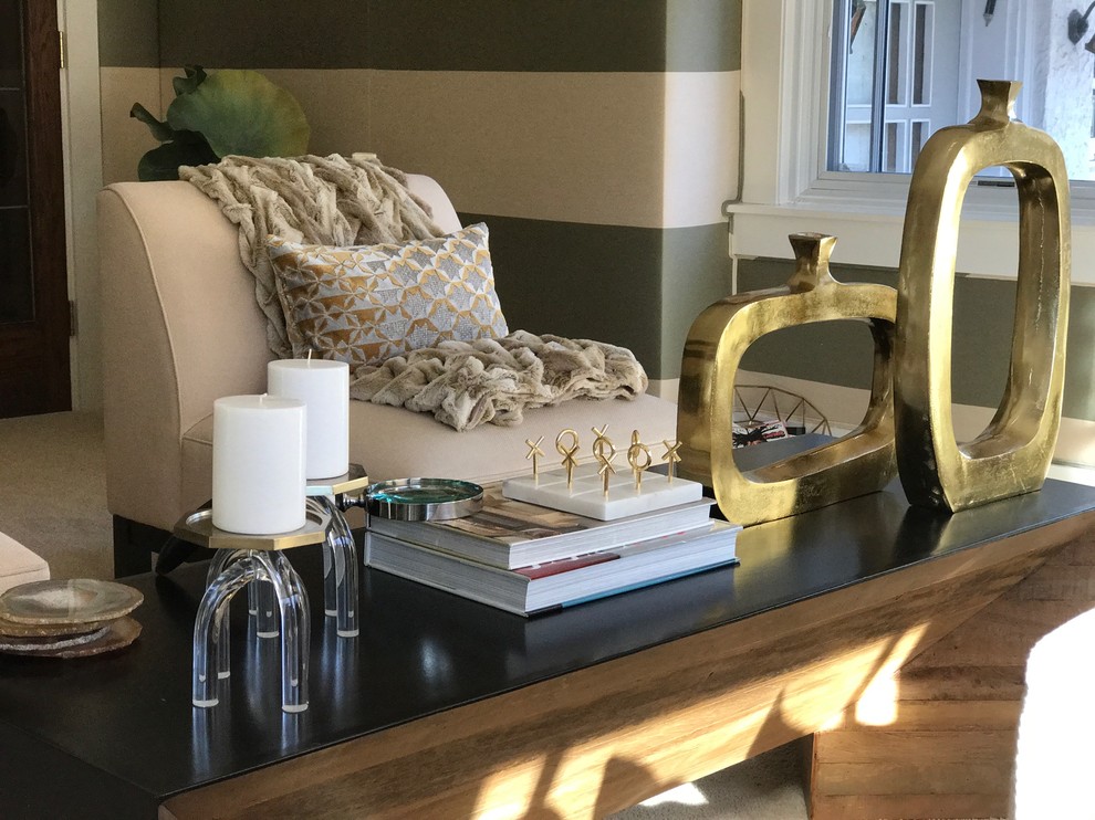 Foto de sala de estar con barra de bar cerrada clásica renovada de tamaño medio sin chimenea y televisor con paredes beige, moqueta y suelo beige