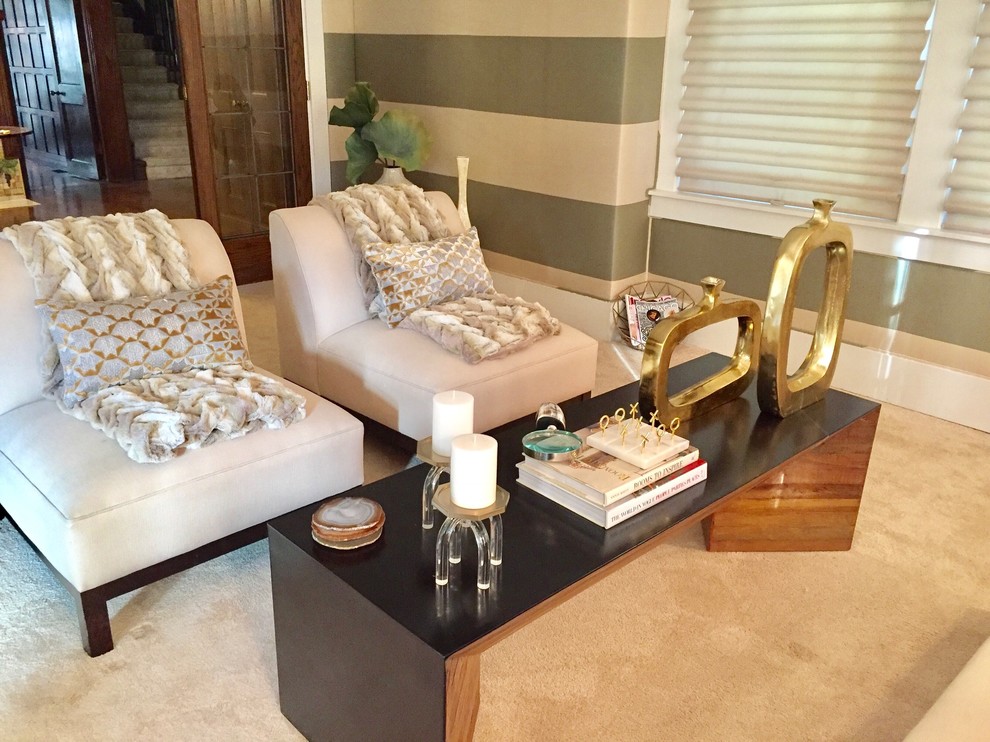 Modelo de sala de estar con barra de bar cerrada tradicional renovada de tamaño medio sin chimenea y televisor con paredes beige, moqueta y suelo beige