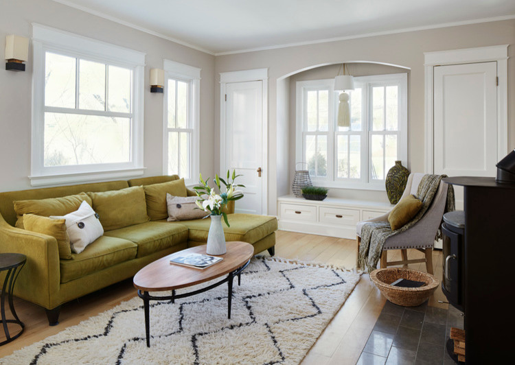 Пример оригинального дизайна: изолированная гостиная комната среднего размера в стиле неоклассика (современная классика) с серыми стенами, светлым паркетным полом, стандартным камином и фасадом камина из плитки