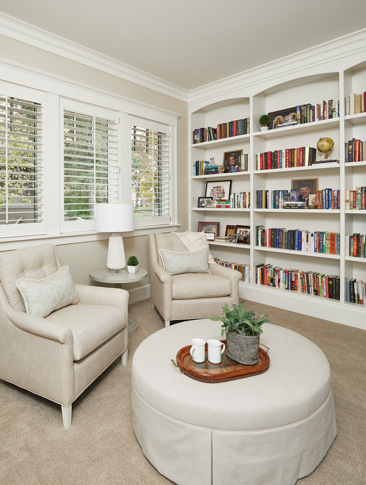 Foto de sala de estar con biblioteca cerrada clásica pequeña con paredes beige, moqueta y suelo beige