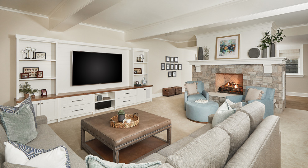 Modelo de sala de estar cerrada tradicional con paredes beige, moqueta, pared multimedia y suelo beige