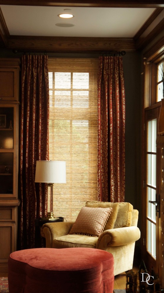 Aménagement d'une grande salle de séjour classique ouverte avec un mur vert, un sol en bois brun, une cheminée standard, un manteau de cheminée en pierre, un téléviseur dissimulé et un sol marron.