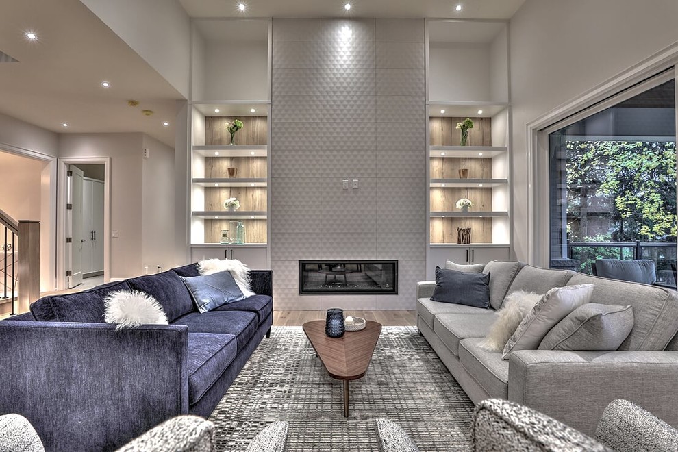 Mittelgroßes, Fernseherloses, Offenes Modernes Wohnzimmer mit braunem Holzboden, Gaskamin, gefliester Kaminumrandung, braunem Boden und grauer Wandfarbe in Toronto