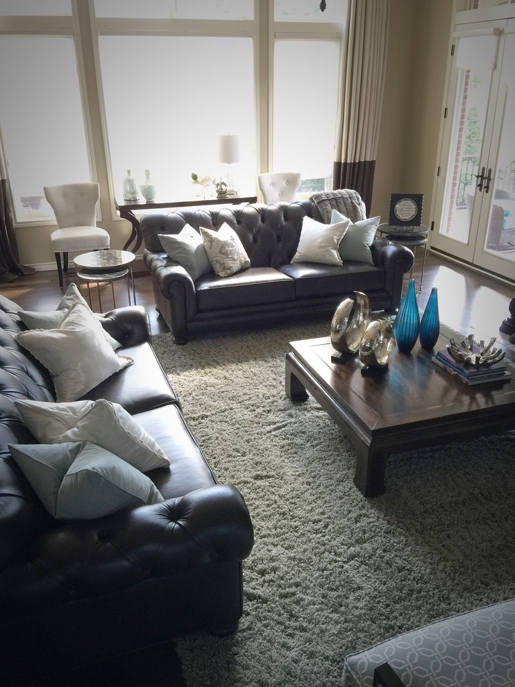Imagen de sala de estar abierta tradicional renovada con paredes beige, suelo de madera oscura y suelo marrón