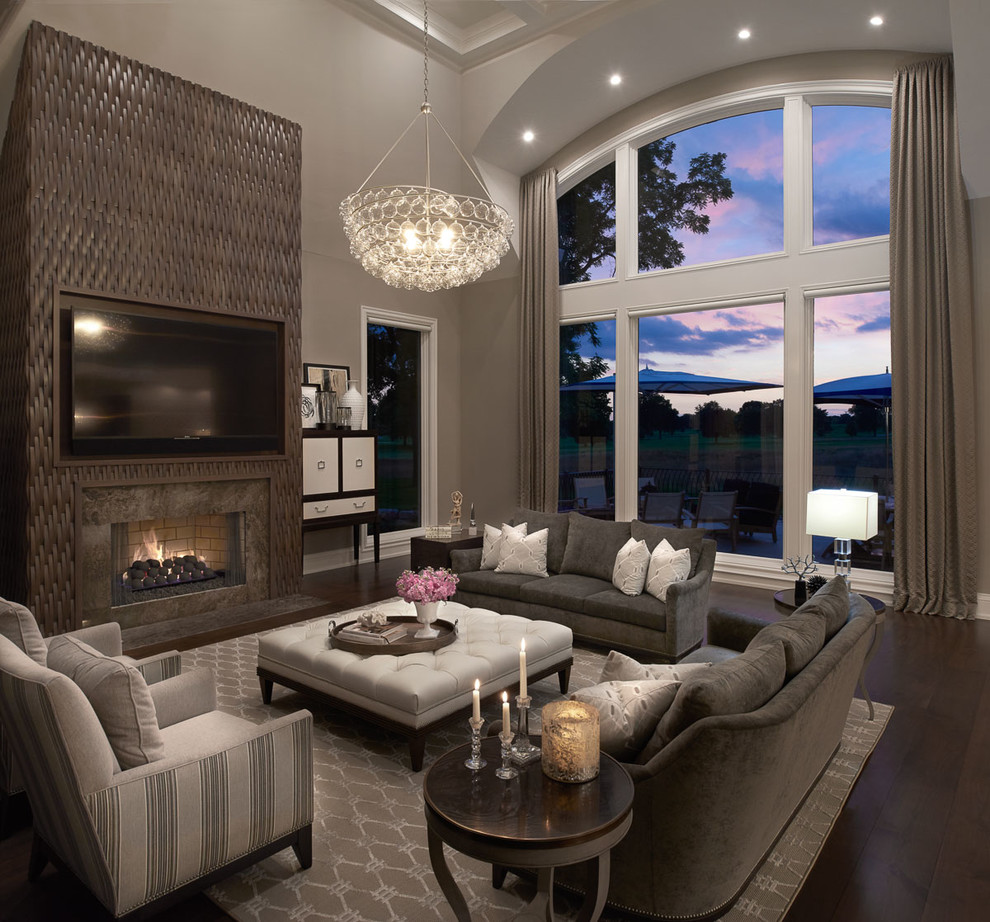 Aménagement d'une grande salle de séjour contemporaine ouverte avec un mur beige, parquet foncé, une cheminée standard, un manteau de cheminée en bois et un téléviseur encastré.