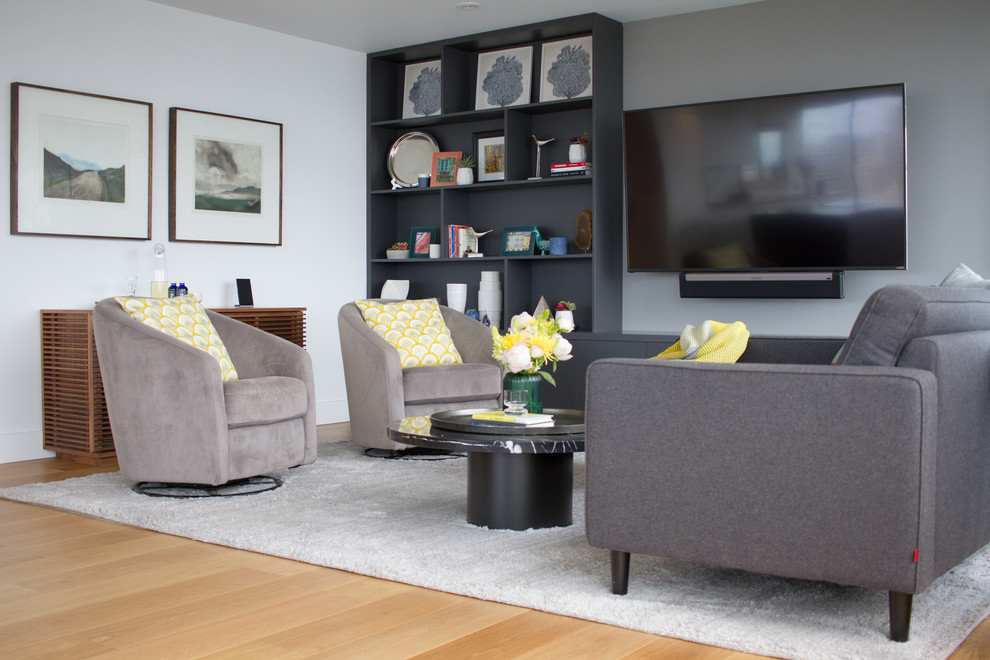 Esempio di un soggiorno moderno di medie dimensioni e aperto con pareti bianche, pavimento in legno massello medio, TV a parete e pavimento bianco