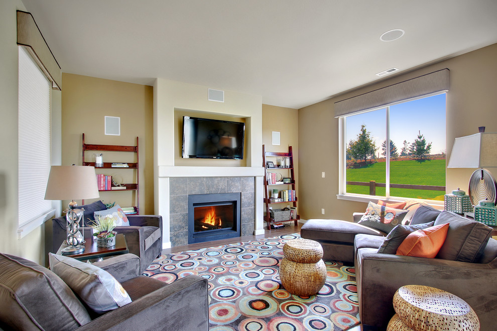 Diseño de sala de estar actual con paredes beige y marco de chimenea de baldosas y/o azulejos