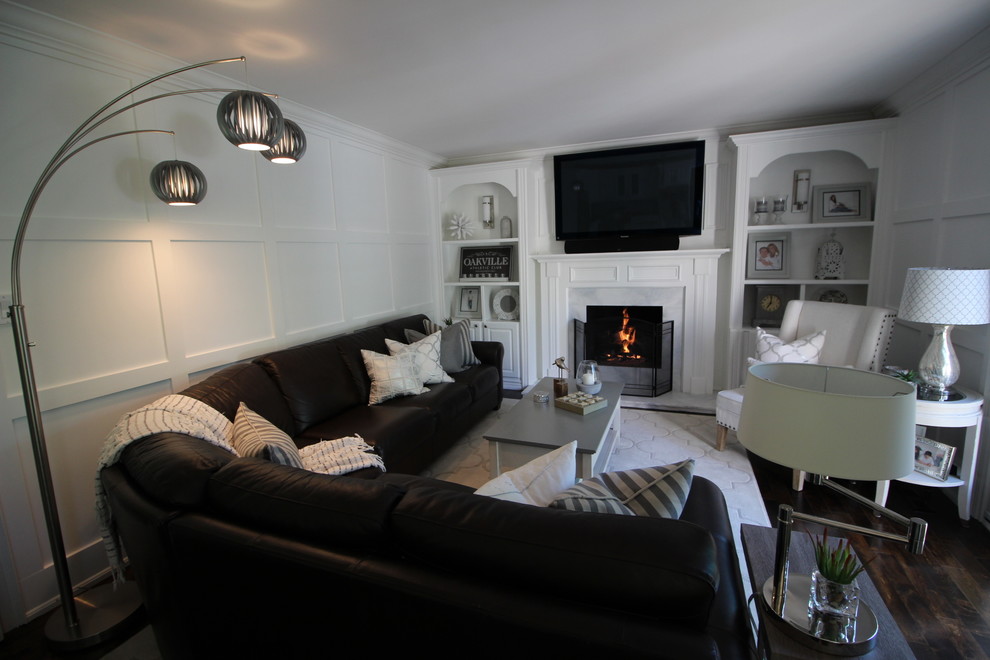Idee per un soggiorno tradizionale di medie dimensioni e aperto con pareti bianche, cornice del camino in legno e TV a parete