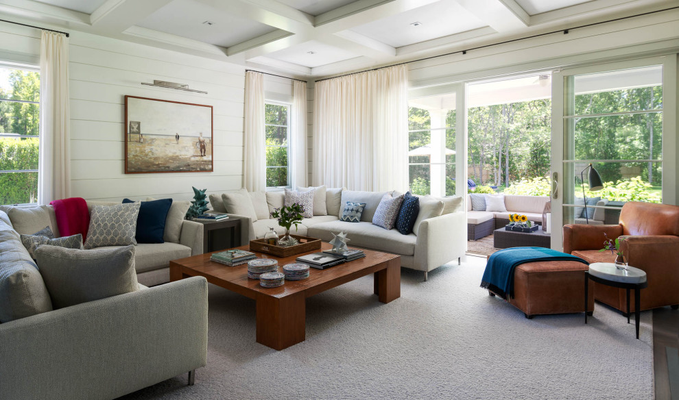 Immagine di un soggiorno costiero con pareti bianche, moquette, pavimento grigio, soffitto a cassettoni e pareti in perlinato